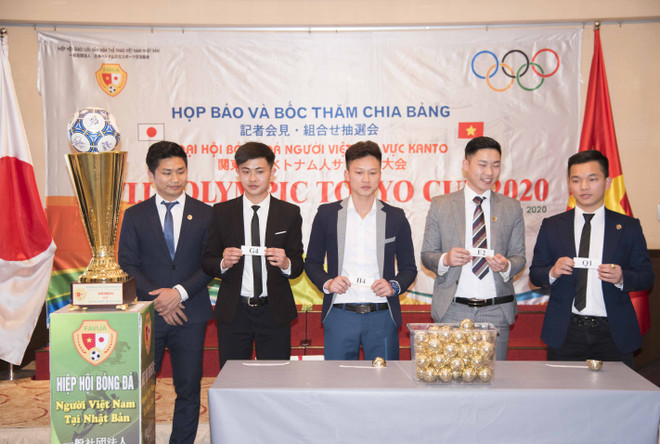 Các đội bóng tham dự Đại hội bóng đá của cộng đồng người Việt tại Nhật Bản bốc thăm chia bảng. (Ảnh: Thành Hữu/Vietnam+) Khởi động đại hội bóng đá lớn nhất của cộng đồng người Việt tại Nhật ảnh 1