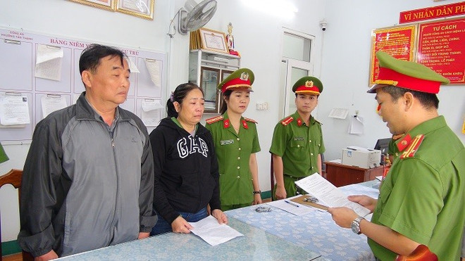 Cơ quan Cảnh sát điều tra Công an tỉnh thi hành lệnh bắt bị can để tạm giam đối với 2 đối tượng Hoàng, Nguyên. (Nguồn: Báo Quảng Nam) Quảng Nam: Triệt phá nhiều nhóm đối tượng lừa đảo chiếm đoạt tài sản ảnh 1