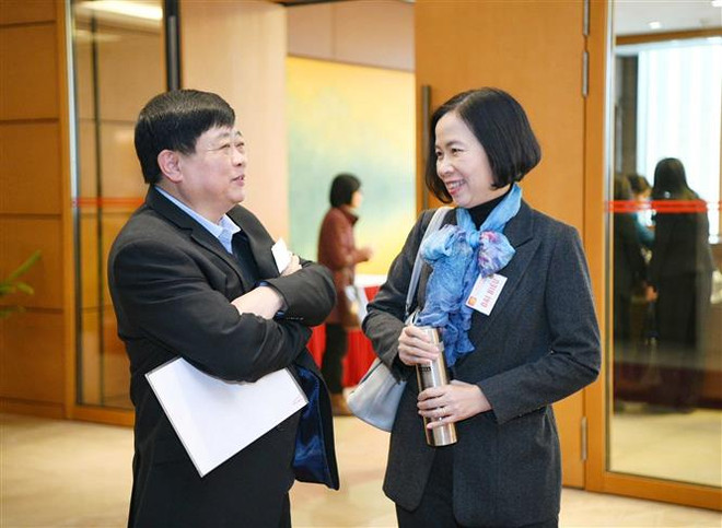 Tổng giám đốc Thông tấn xã Việt Nam Vũ Việt Trang trao đổi với đại biểu dự hội nghị. (Ảnh: Phương Hoa/TTXVN) Xây dựng lộ trình thực hiện các Nghị quyết Trung ương 6 khóa XIII ảnh 3