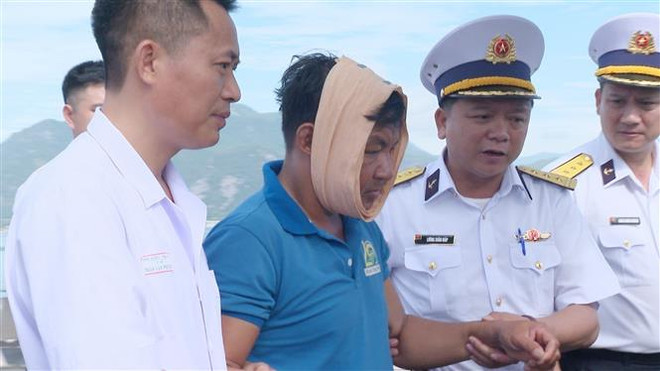 Đưa ngư dân bị tai nạn lao động từ Trường Sa vào đất liền điều trị ảnh 1