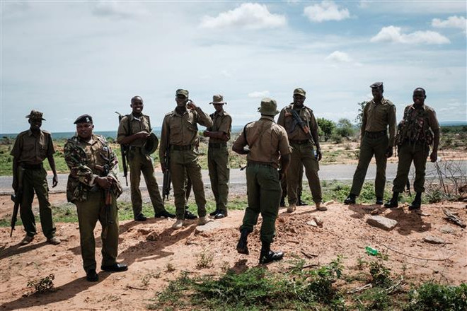 Lực lượng an ninh gác tại lối vào rừng Shakahola, gần thị trấn Malindi, Kenya, nơi hàng chục thi thể các tín đồ của một giáo phái được khai quật. (Ảnh: AFP/TTXVN) Kenya: Đã có 403 người chết trong vụ tuyệt thực trong rừng Shakahola ảnh 1