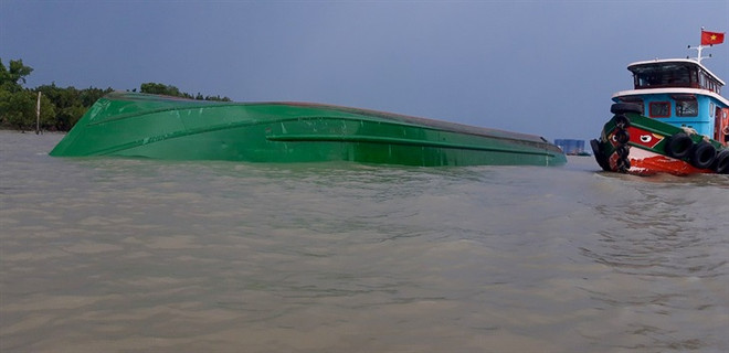 Cứu thành công 2 thuyền viên trong vụ lật sà lan trên sông Đồng Nai ảnh 1