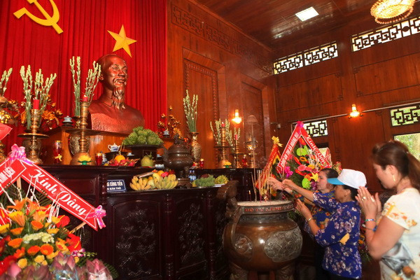 Lễ dâng hương, báo công với Bác tại Khu Di tích Kim Liên ảnh 1