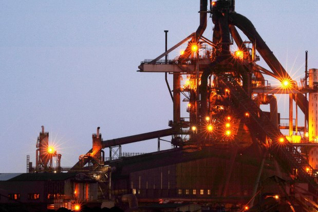 Các nhà sản xuất thép Nhật Bản đồng loạt cắt giảm sản lượng ảnh 1