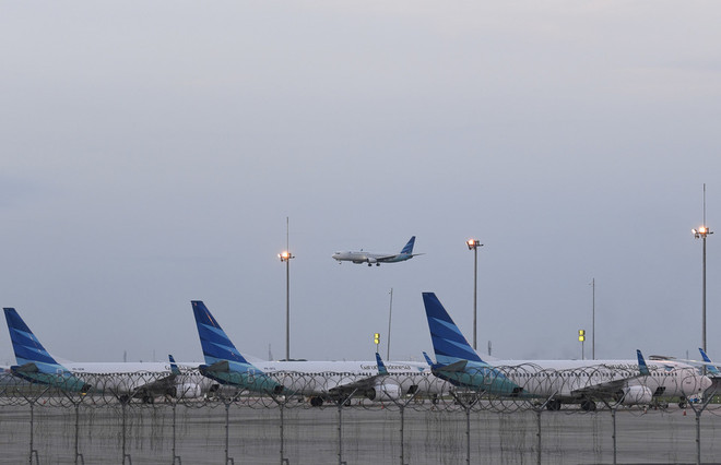 Máy bay đỗ tại sân bay quốc tế Soekarno-Hatta. (Nguồn: Antara) Các hãng hàng không Indonesia bắt đầu sa thải nhân viên ảnh 1