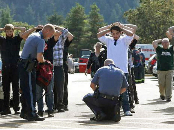 Tổng thống Mỹ hối thúc kiểm soát súng đạn sau thảm kịch ở Oregon ảnh 1