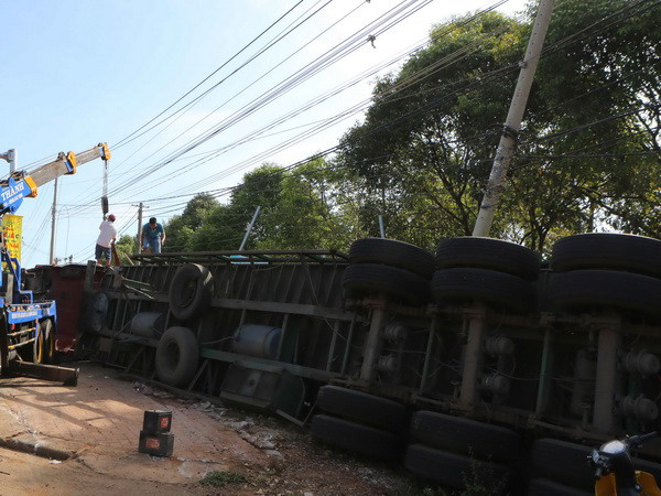 Lâm Đồng: Lật xe container trên đèo Bảo Lộc, tài xế thoát chết ảnh 1