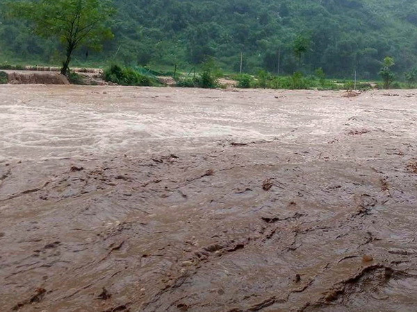 Quảng Ngãi sớm di dời người dân khỏi khu sạt lở núi vào mùa mưa ảnh 1