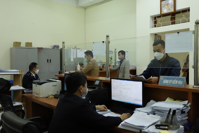 Thu thuế từ hoạt động xuất, nhập khẩu. (Ảnh minh họa: Tiến Khánh/TTXVN) Lào Cai: Nhiều giám đốc DN nợ thuế bị đề nghị tạm hoãn xuất cảnh ảnh 1