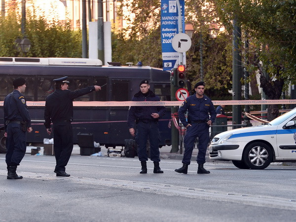 Cảnh sát điều tra tại khu vực phía trước tòa nhà Đại sứ quán Pháp ở Athens sau vụ tấn công. (Nguồn: AFP/TTXVN) Nguy cơ khủng bố tại Hy Lạp trước thềm chuyến thăm của ông Obama ảnh 1