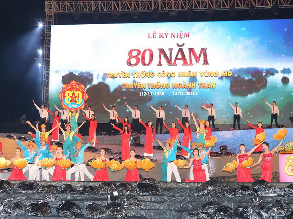 Chương trình nghệ thuật tại buổi lễ. (Ảnh: Trọng Đức/TTXVN) Kỷ niệm 80 năm ngày truyền thống công nhân vùng mỏ và ngành than ảnh 1