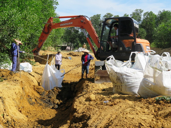 Cất bốc chất thải của Formosa Hà Tĩnh. (Ảnh: Phan Quân/TTXVN) Đánh giá việc khắc phục vi phạm môi trường của Công ty Formosa Hà Tĩnh ảnh 1