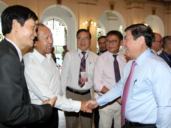 Chủ tịch UBND TP.Hồ Chí Minh Nguyễn Thành Phong gặp gỡ kiều bào Việt Nam. (Ảnh: Thanh Vũ/TTXVN) Khai mạc Hội nghị người Việt Nam ở nước ngoài toàn thế giới 2016 ảnh 1