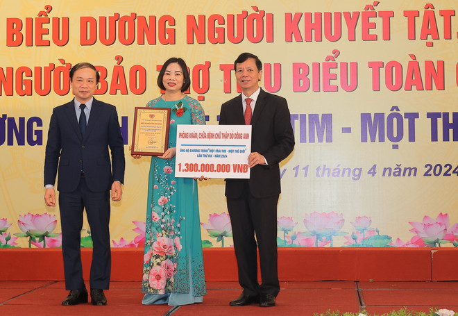 Hơn 19,8 tỷ đồng được các tổ chức, cá nhân ủng hộ tại chương trình "Một trái tim-Một thế giới lần thứ 19." (Ảnh: Hoàng Hiếu/TTXVN) ttxvn_hoi nghi bieu duong.jpg