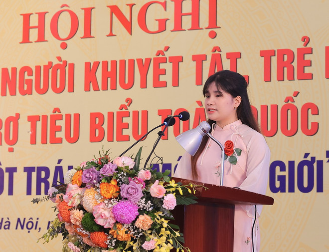 Gương vượt khó vươn lên học giỏi-trẻ mồ côi Đặng Thu Hà ở Làng SOS Phú Thọ, phát biểu. (Ảnh: Hoàng Hiếu/TTXVN) ttxvn_hoi nghi bieu duong tre mo coi.jpg