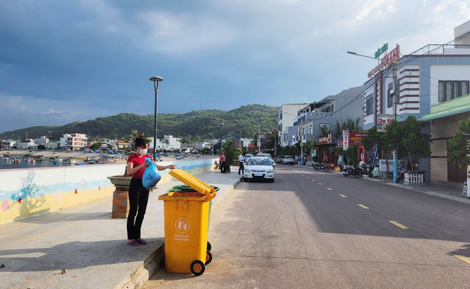 Người dân xã Đảo Nhơn Hải, thành phố Quy Nhơn, tỉnh Bình Định phân loại rác. (Ảnh: Sỹ Thắng/TTXVN) ttxvn_phan loai rac.jpg
