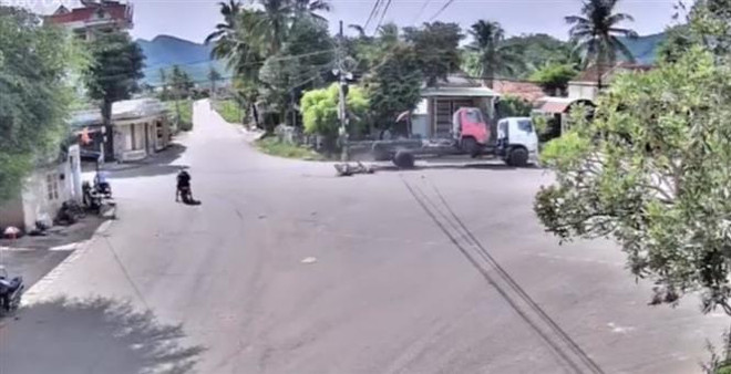 Ôtô tải va chạm với xe máy tại ngã 5 khiến hai người tử vong ảnh 1