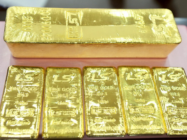 Giá vàng thế giới vẫn trụ vững trên mức 1.300 USD ảnh 1