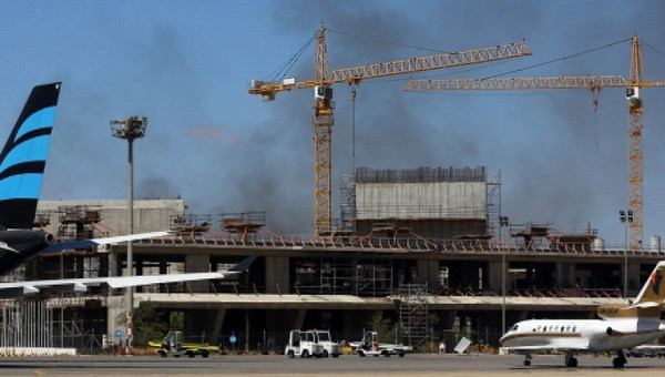 Libya: Tên lửa rơi trúng bồn chứa, 6 triệu lít nhiên liệu bốc cháy ảnh 1