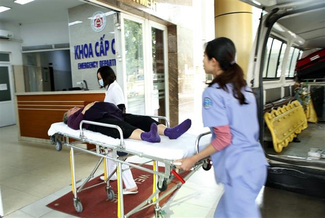 Nhân viên y tế vận chuyển người bệnh. (Ảnh: Dương Ngọc/TTXVN) Không được chuyển người bệnh đến cơ sở khám chữa vì mục đích vụ lợi ảnh 1