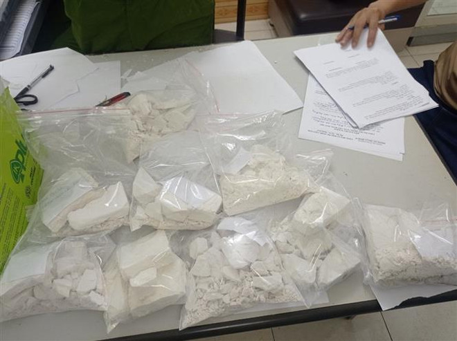 Tang vật một vụ án. (Ảnh: Huy Hoàng/TTXVN phát) Hy hữu phá vụ tàng trữ trái phép hơn 2kg ma túy từ một vụ trộm ảnh 1
