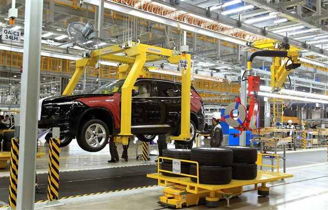 Dây chuyền lắp ráp xe tại Nhà máy sản xuất ôtô VinFast, Khu công nghiệp Đình Vũ, huyện Cát Hải, Hải Phòng. (Ảnh: TTXVN) Bộ Công Thương: Đề xuất giảm 50% lệ phí trước bạ với ôtô là cần thiết ảnh 1