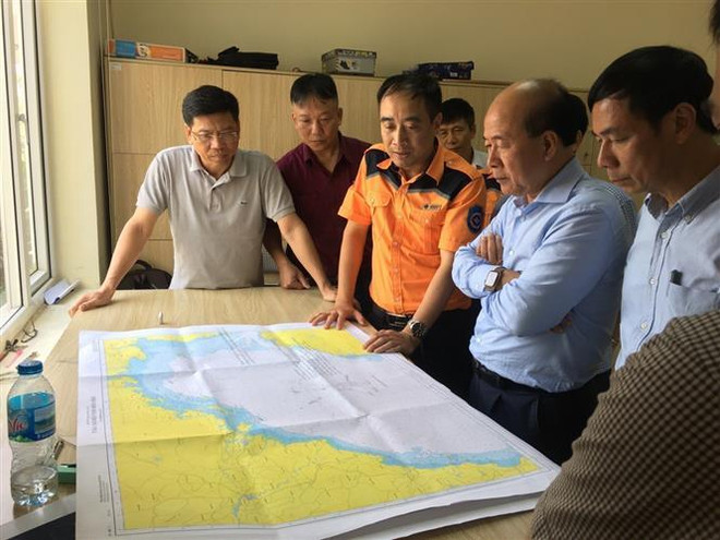 Thứ trưởng Bộ Giao thông vận tải Nguyễn Văn Công chỉ đạo tại Sở chỉ huy tiền phương - Trung tâm Phối hợp tìm kiếm cứu nạn hàng hải khu vực I (Hải Phòng). (Ảnh: Hoàng Ngọc/TTXVN) Khẩn trương tìm kiếm thuyền viên mất tích trên tàu cá bị lật ảnh 1