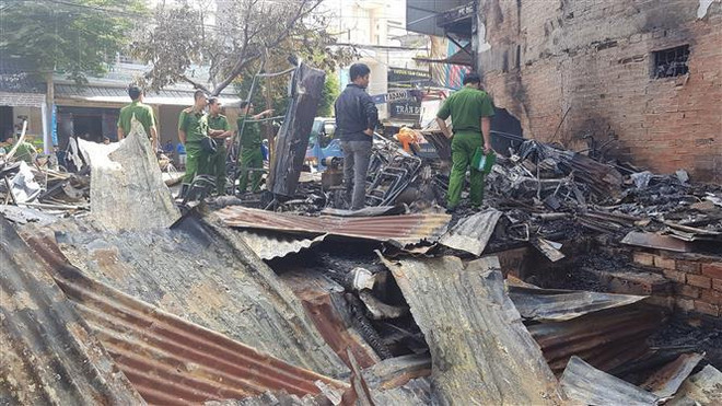 Hiện trường một vụ cháy tại Lâm Đồng. (Ảnh: Đặng Tuấn/TTXVN) Lâm Đồng: Hỏa hoạn thiêu rụi quán cơm do bình gas bị xì ảnh 1