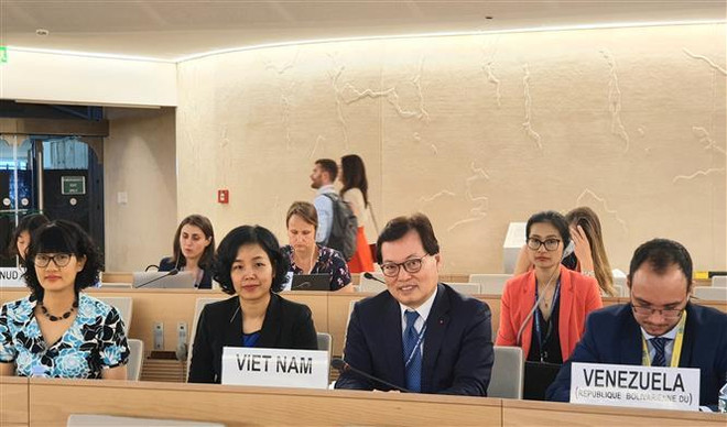 Đại sứ Dương Chí Dũng (người thứ 3 từ trái sang) và đoàn đại biểu Việt Nam tham dự phiên thảo luận về Quyền phụ nữ và biến đổi khí hậu: hành động về khí hậu, thực tiễn và bài học tốt. (Ảnh: TTXVN phát) Việt Nam chủ trì thảo luận về quyền phụ nữ và biến đổi khí hậu ảnh 1