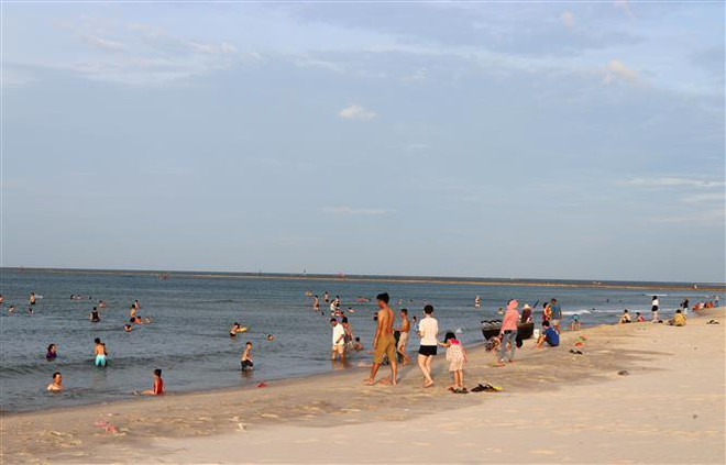 Quảng Ninh: Tìm thấy thi thể hai du khách tắm biển bị sóng cuốn trôi ảnh 1