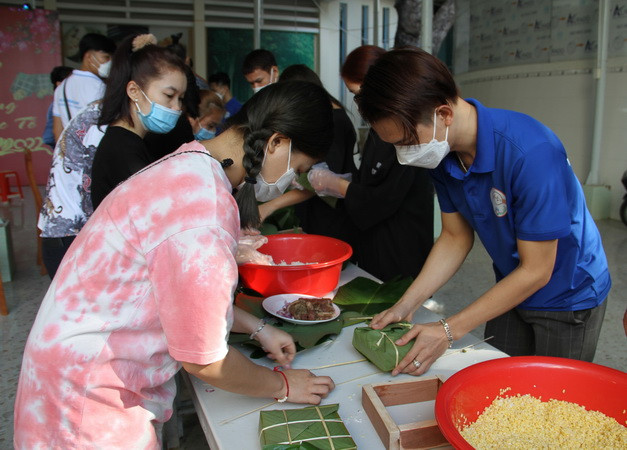 Khánh Hòa: Sinh viên Lào háo hức đón Tết cổ truyền của Việt Nam ảnh 1