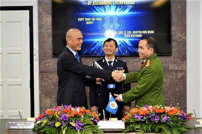 Thượng tá Nguyễn Hữu Ngọc, đại diện lực lượng Cảnh sát Việt Nam, nhận bàn giao nhiệm vụ Giám đốc phụ trách Kế hoạch và Chương trình của Ban thư ký ASEANAPOL. (Ảnh: Mạnh Tuân/TTXVN) Việt Nam đảm nhận vị trí quan trọng tại Hiệp hội Cảnh sát ASEAN ảnh 1