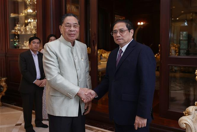Thủ tướng Phạm Minh Chính thăm nguyên Tổng Bí thư, Chủ tịch nước Lào Choummaly Sayasone. (Ảnh: Dương Giang/TTXVN) Thủ tướng Phạm Minh Chính thăm các nguyên lãnh đạo cấp cao Lào ảnh 1