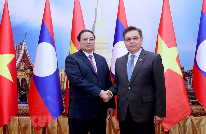 Thủ tướng Phạm Minh Chính hội kiến Chủ tịch Quốc hội Lào Saysomphone Phomvihan. (Ảnh: Dương Giang/TTXVN) Củng cố và tăng cường quan hệ hữu nghị vĩ đại Việt Nam-Lào ảnh 1