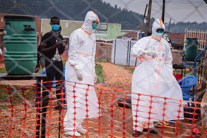 Các bác sỹ làm việc tại khu vực cách ly điều trị cho bệnh nhân nhiễm Ebola tại Mubende, Uganda. (Ảnh: AFP/TTXVN) Uganda tuyên bố chấm dứt dịch Ebola sau gần 4 tháng hoành hành ảnh 1