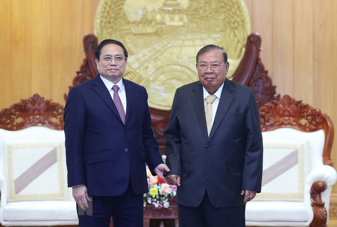Thủ tướng Phạm Minh Chính thăm nguyên Tổng Bí thư, Chủ tịch nước Lào Bounnhang Vorachith. (Ảnh: Dương Giang/TTXVN) Thủ tướng Phạm Minh Chính thăm các nguyên lãnh đạo cấp cao Lào ảnh 2
