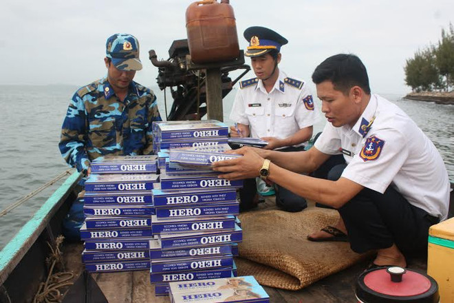 Kiên Giang: Bắt giữ xuồng máy chở 1.300 bao thuốc lá lậu ảnh 1