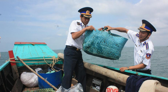 Kiên Giang: Bắt giữ xuồng máy chở 1.300 bao thuốc lá lậu ảnh 2