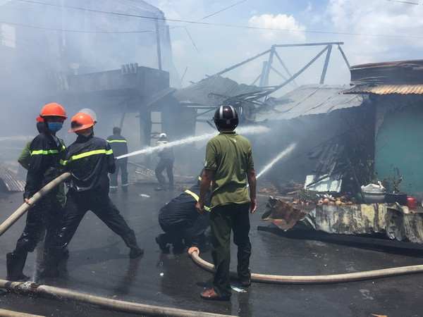 Tiền Giang: Cháy giữa khu dân cư, khói đen bốc cao hàng trăm mét ảnh 1