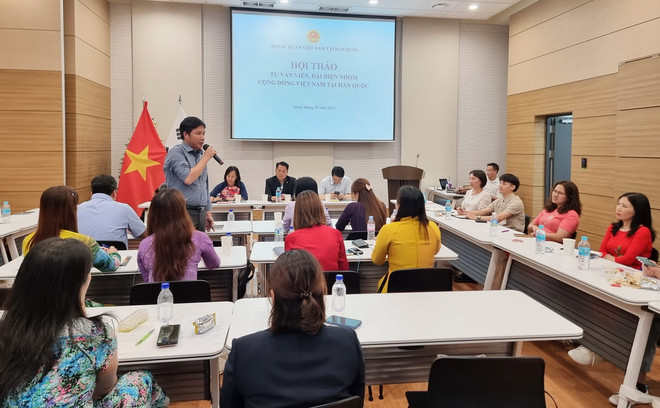 Ông Đoàn Quang Việt, Quản trị viên trang điện tử “Hàn Quốc ngày nay”, tham luận tại Hội thảo tư vấn viên, đại diện nhóm cộng đồng Việt Nam tại Hàn Quốc. (Ảnh: Đức Thắng/TTXVN) ttxvn_2806_viet tai han.jpg