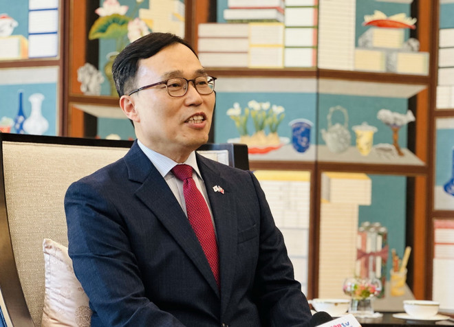 Đại sứ Đặc mệnh Toàn quyền Hàn Quốc tại Việt Nam Choi Young Sam trả lời phỏng vấn TTXVN. (Ảnh: Việt Đức/TTXVN) ttxvn_2806_dai su Choi Young Sam (2).jpeg