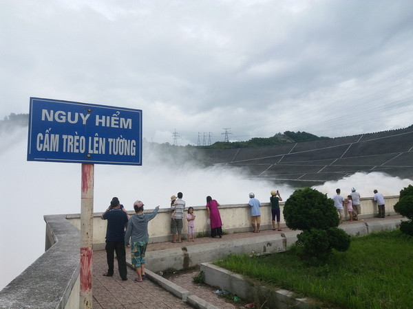 Thủy điện Hòa Bình mở cửa xả thứ tám do nước hồ chứa dâng cao ảnh 1