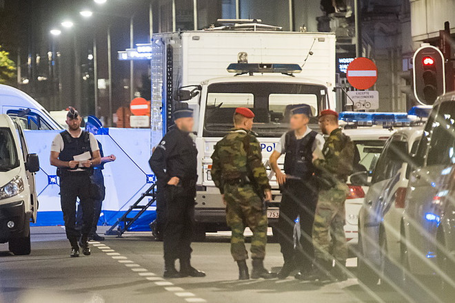 Binh sỹ và cảnh sát Bỉ gác tại thủ đô Brussels. (Ảnh: AFP/TTXVN) Loạt vụ tấn công tại Brussels: Cảnh sát bắt giữ thêm một nghi can ảnh 1