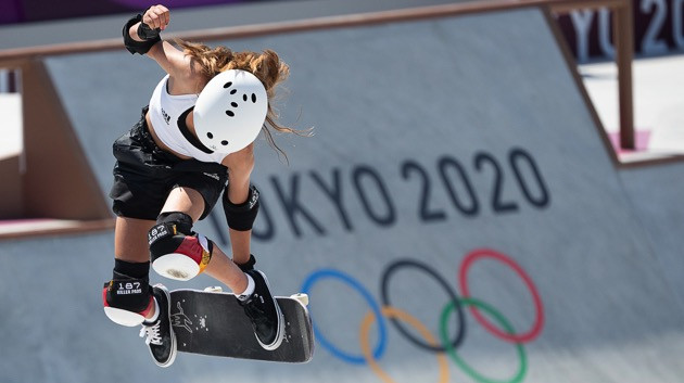 Các vận động viên trẻ nhất Olympic gây ấn tượng với môn trượt ván ảnh 1