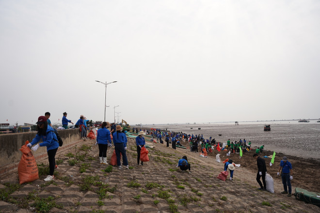 Thanh niên tham gia chương trình đặc biệt làm sạch bãi biển Giao Hải ảnh 1