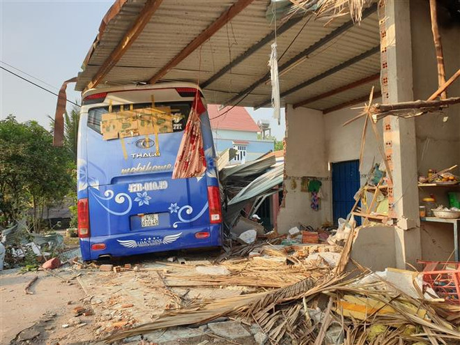 Tai nạn giao thông nghiêm trọng làm 2 người chết, 3 người bị thương ảnh 2