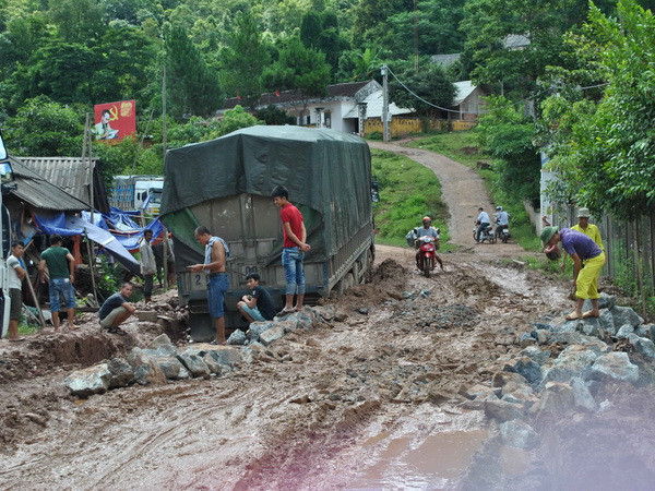 Xe trọng tải lớn phá nát Quốc lộ 279 tại tỉnh Sơn La ảnh 1