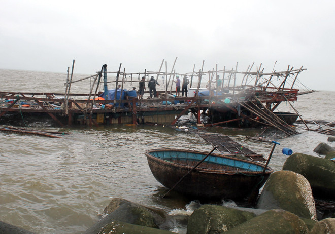 Quảng Ngãi: Sóng lớn đánh chìm tàu cá, một ngư dân mất tích ảnh 1