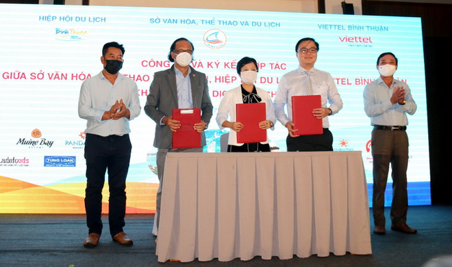 Sở Văn hóa, Thể thao và Du lịch Bình Thuận ký kết với Vietel Bình Thuận hợp tác triển khai và công bố Sàn giao dịch du lịch trực tuyến. (Ảnh: Nguyễn Thanh/TTXVN) Bình Thuận: Tìm giải pháp phục hồi và phát triển ngành du lịch ảnh 2