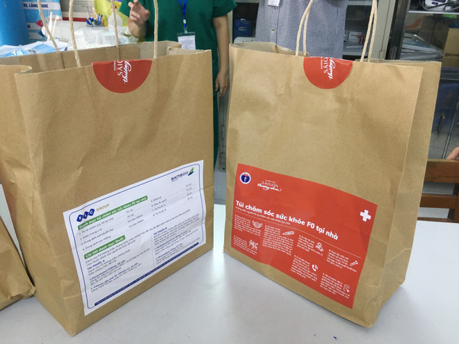 Một túi thuốc cấp cho F0 điều trị tại nhà ở Thành phố Hồ Chí Minh. (Ảnh minh họa: TTXVN) Không lơ là phòng, chống dịch, tiêm chủng vaccine thần tốc hơn ảnh 3